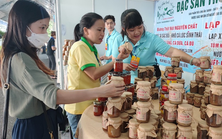 Nhiều người dân TP.HCM chọn sắm Tết sớm ở triển lãm hơn 200 gian hàng