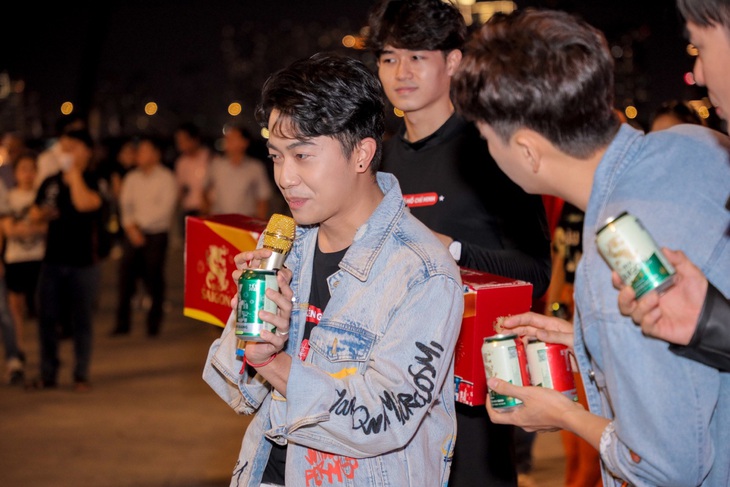Thùng bia khổng lồ tại bến Bạch Đằng - Ảnh 3. Thùng bia khổng lồ tại bến Bạch Đằng - Ảnh 3.