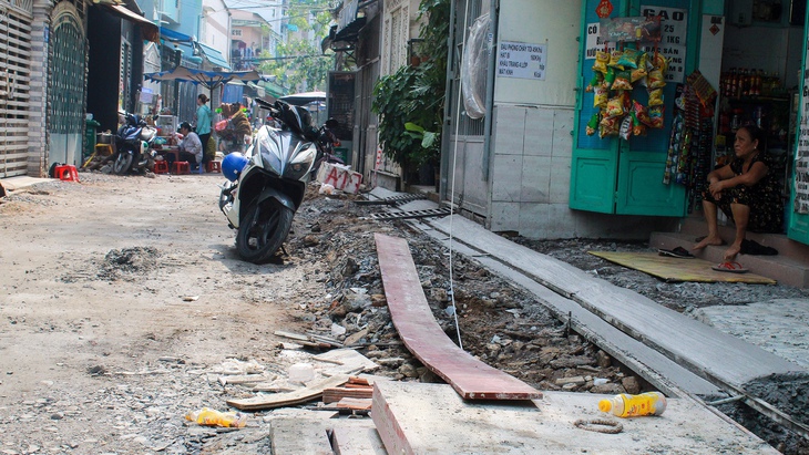 Đào đường cuối năm: Người dân TP.HCM mong đường gọn gàng để đón Tết - Ảnh 1.