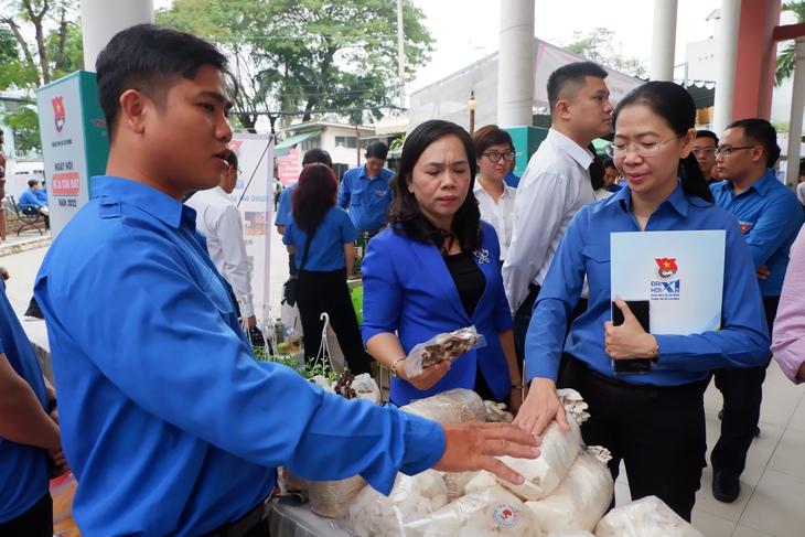 Hoa của đất tuyên dương thanh niên nông thôn làm kinh tế giỏi - Ảnh 2.