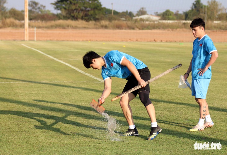 Tập buổi quan trọng, ông Park và trợ lý dùng xẻng hất nước tuột cả cán - Ảnh 5.