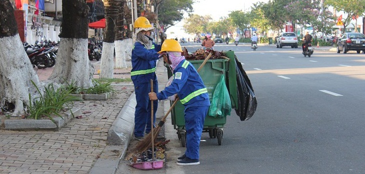 Đà Nẵng vận động người dân dọn rác sớm để lao công có giao thừa bên người thân - Ảnh 2.