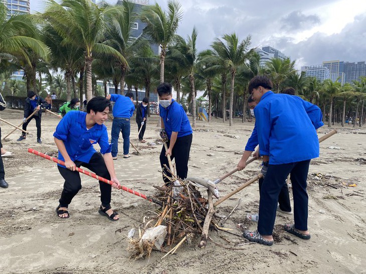 Đà Nẵng vận động người dân dọn rác sớm để lao công có giao thừa bên người thân - Ảnh 4.