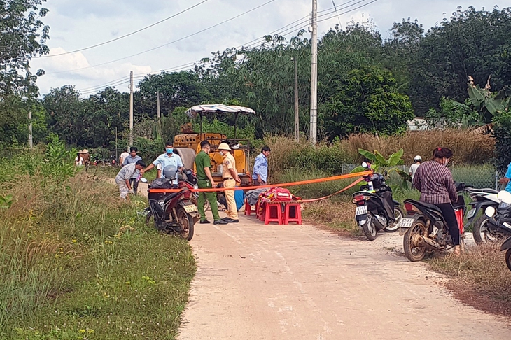 Va chạm với xe lu, hai mẹ con bị cán chết - Ảnh 1.