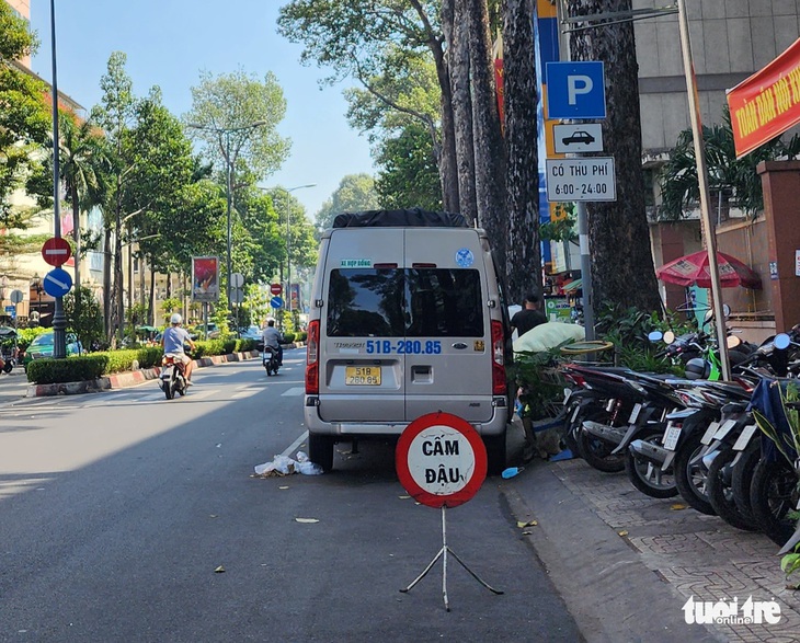 Xe đậu chùa trên tuyến đường thu phí: Do chưa có chế tài cụ thể? - Ảnh 1.