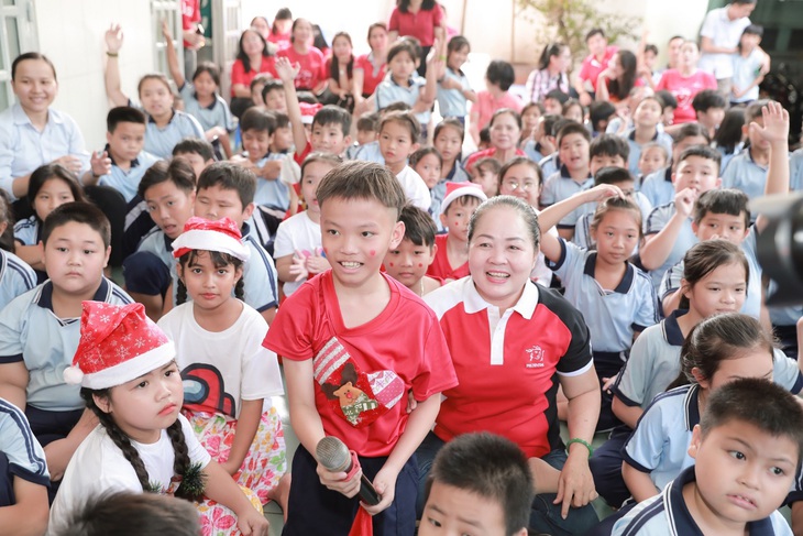 Gieo tình yêu sách vào trẻ em bằng món quà mùa Giáng sinh - Ảnh 1.