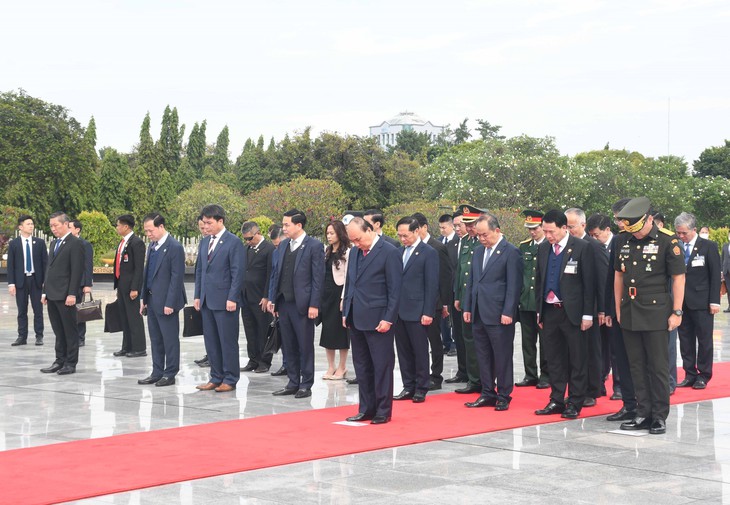 Chủ tịch nước đặt vòng hoa tại Đài tưởng niệm các anh hùng dân tộc Indonesia - Ảnh 2.