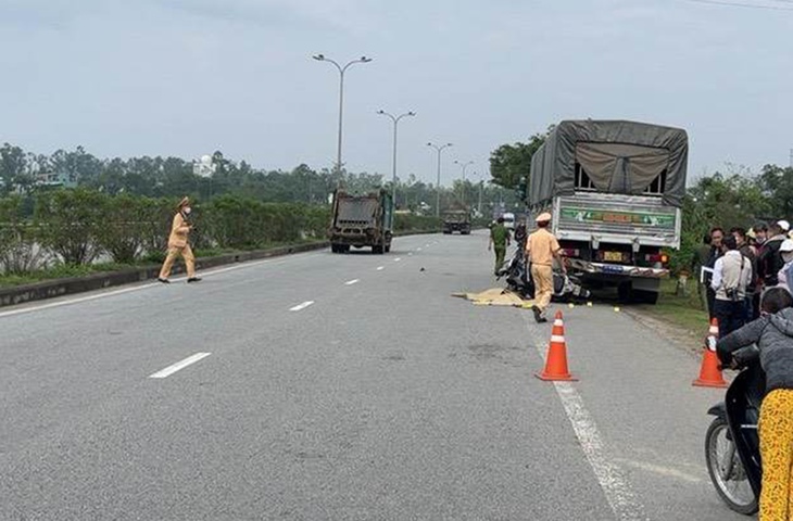 Xe máy tông xe tải đang đỗ bên lề đường, 2 người thương vong - Ảnh 1.