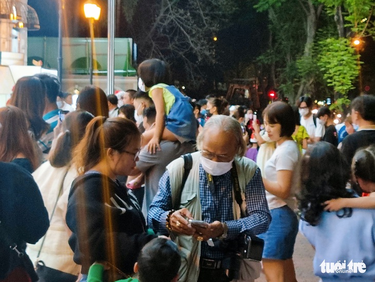 Phố lên đèn, hàng quán Sài Gòn lung linh đêm Giáng sinh - Ảnh 8.