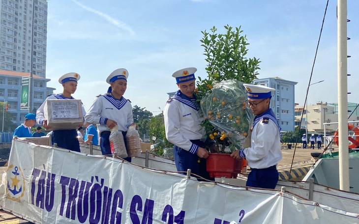 Đào, mai, quất và quà Tết ra nhà giàn DK1