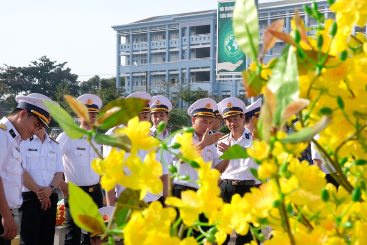 Nhiều cảm xúc ngày cuối năm xa người thân ra nhà giàn bảo vệ chủ quyền Tổ quốc - Ảnh 6.