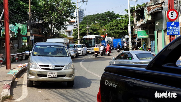 Tài xế ăn ngủ trên xe, mệt mỏi chờ tới lượt đăng kiểm - Ảnh 2.