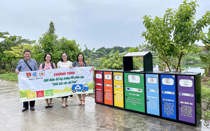 TP.HCM tặng thùng rác bảy màu để phân loại rác