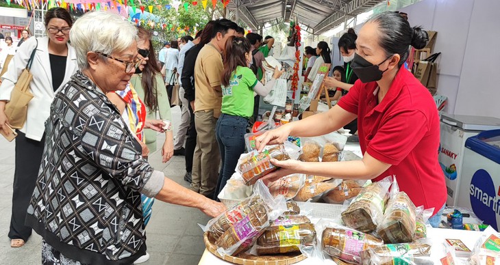 Lễ hội đặc sản Tết với chả rươi, hồng Đà Lạt... ở tòa nhà cao nhất Việt Nam - Ảnh 3.