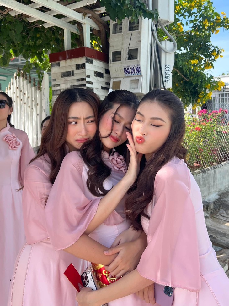 Dàn phụ dâu đẹp nhất 2022: Mai Phương Thúy, Lương Thùy Linh đọ sắc Đoàn Thiên Ân - Ảnh 3. Dàn phụ dâu đẹp nhất 2022: Mai Phương Thúy, Lương Thùy Linh đọ sắc Đoàn Thiên Ân - Ảnh 3.
