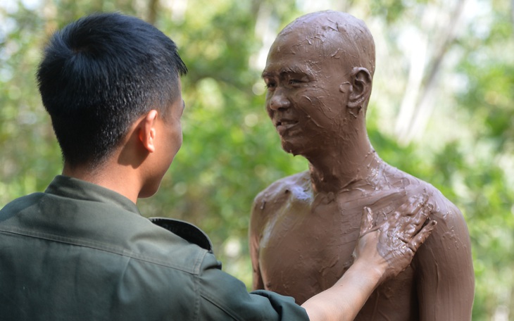 Xem cảnh sát cơ động phòng chống khủng bố luyện "tàng hình" trên thao trường