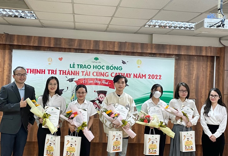 Cathay trao học bổng ‘Thịnh trí thành tài’ tại TP.HCM - Ảnh 2.