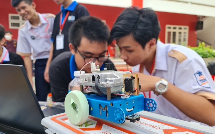 Học sinh trung học phổ thông TP.HCM thi sáng tạo robot