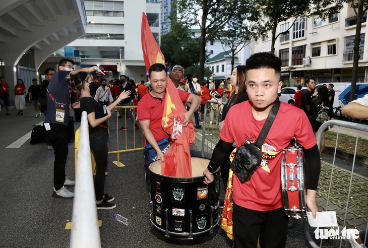 Cổ động viên Việt Nam đổ đến sân Jalan Besar - Ảnh 2.