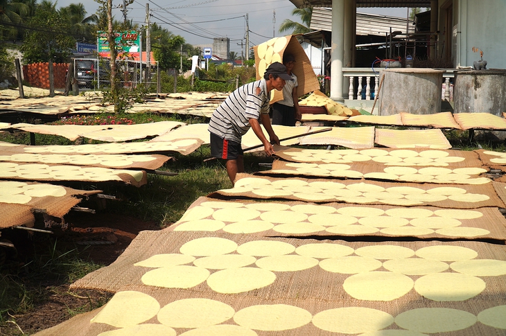 Làng nghề bánh tráng Mỹ Lồng, bánh phồng Sơn Đốc tất bật ngày giáp Tết - Ảnh 3.