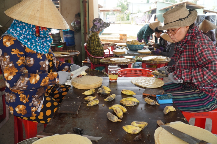 Làng nghề bánh tráng Mỹ Lồng, bánh phồng Sơn Đốc tất bật ngày giáp Tết - Ảnh 9.