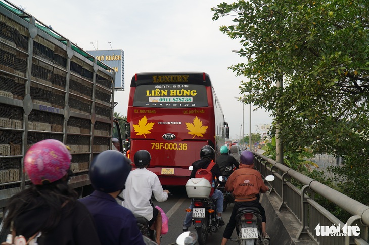 Kẹt xe điểm cầu Rạch Miễu từ sáng đến chiều trong ngày cuối năm - Ảnh 4.