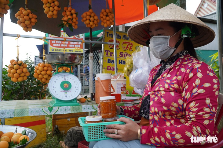 Thanh trà, vú sữa cho trái đầu mùa, nông dân Vĩnh Long rủng rỉnh kiếm tiền tiêu Tết - Ảnh 3.