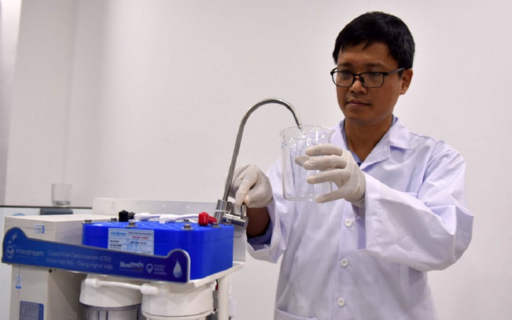 Chế tạo máy lọc nước tặng người dân vùng lũ - Ảnh 2.