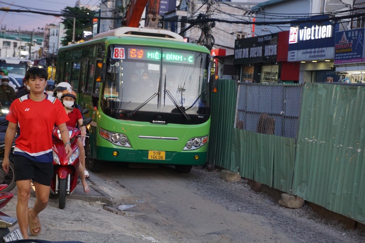 Đường sá ở Thủ Đức làm bầy hầy, Sở GTVT TP.HCM ra cảnh báo lần... 5 - Ảnh 2.