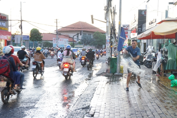 Đường sá ở Thủ Đức làm bầy hầy, Sở GTVT TP.HCM ra cảnh báo lần... 5 - Ảnh 4.