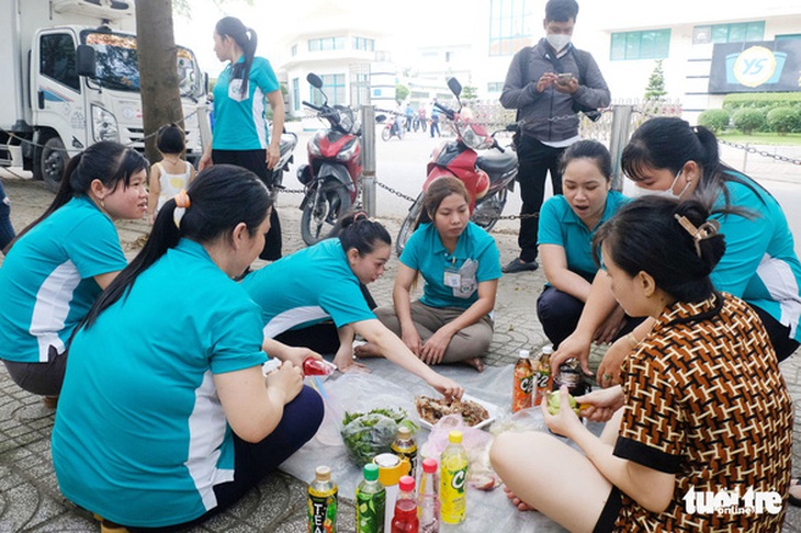 Ứa nước mắt cảnh công nhân nghỉ việc làm tiệc chia tay ngay trên vỉa hè - Ảnh 1.