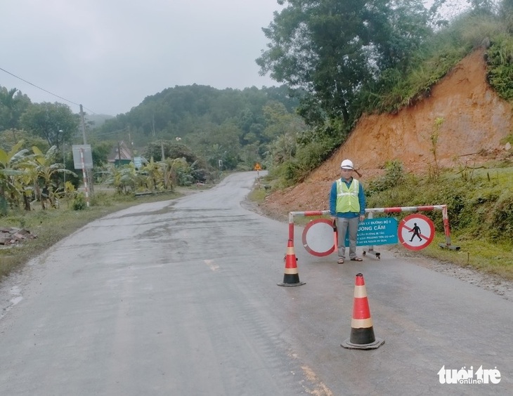 Sạt lở gây tắc nghẽn trên quốc lộ 8A, hàng trăm khối đất đá đổ xuống đường - Ảnh 2.