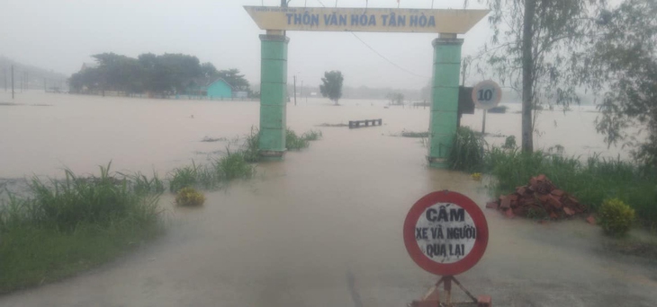 Phú Yên: Mưa lớn gây ngập, chia cắt nhiều địa phương - Ảnh 1.