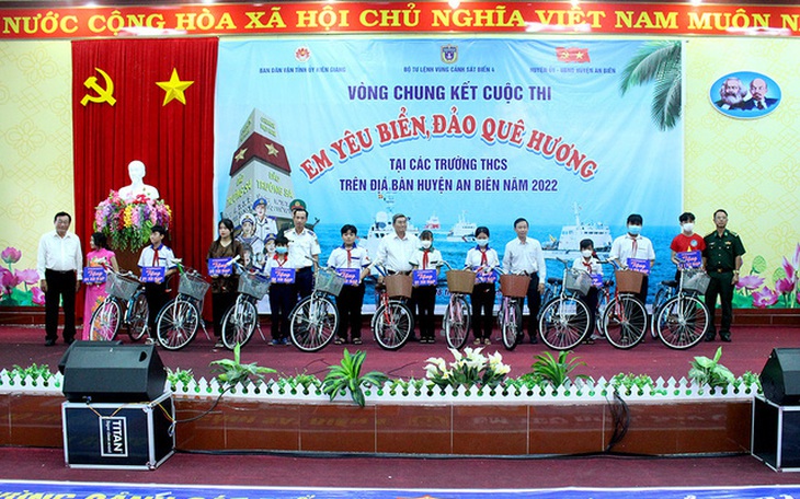 Xây nhà, xây cầu và trao học bổng cho học sinh nghèo dân tộc Khmer ở Kiên Giang - Ảnh 4.