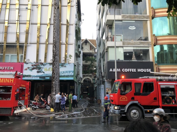 Cháy lớn tại nhà trung tâm TP.HCM, cảnh sát đập cửa cứu 4 người ra ngoài - Ảnh 1.