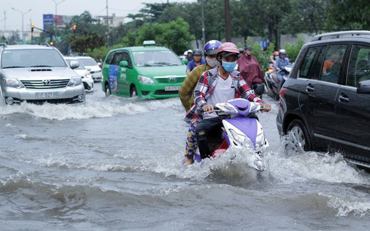 TP.HCM lắp máy bơm ‘khủng’ để giải ngập quốc lộ 1, đoạn gần cầu An Lập  - Ảnh 2.