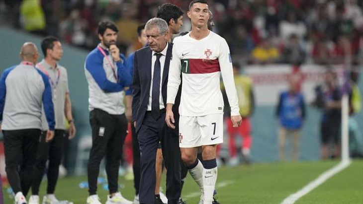 HLV Fernando Santos: Ronaldo từng không đồng ý ngồi dự bị - Ảnh 1.