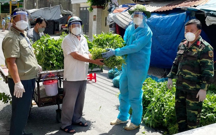 Tình người nơi tuyến đầu phòng chống dịch COVID-19: Sẻ chia câu chuyện tình người