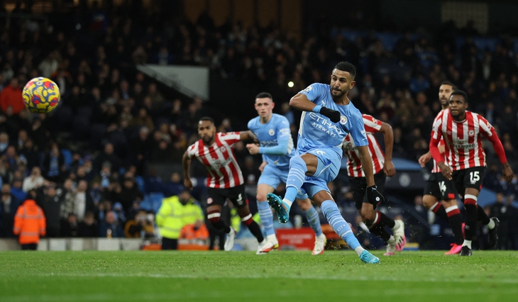 Thắng dễ Brentford, Man City bỏ xa Liverpool 12 điểm - Ảnh 1.