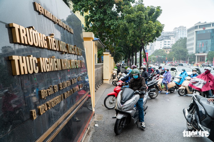 Học sinh chưa được học bán trú, phụ huynh chưa làm xong đã phải căn giờ đi đón con - Ảnh 1.