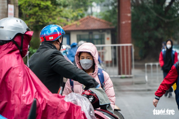 Học sinh chưa được học bán trú, phụ huynh chưa làm xong đã phải căn giờ đi đón con - Ảnh 4.