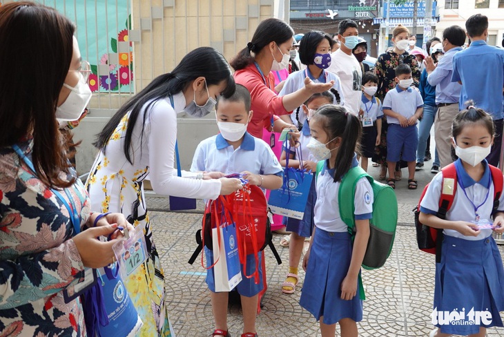 TP.HCM đón học sinh lớp 1 đến trường làm quen trước khi đi học chính thức - Ảnh 1.