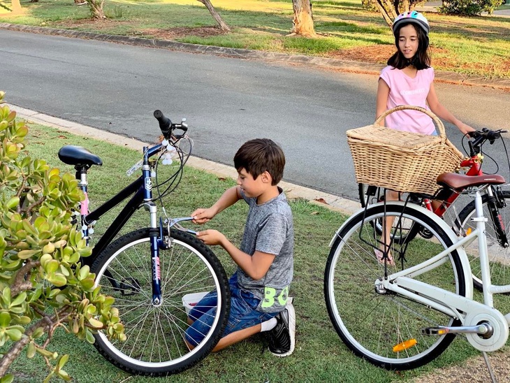 Con bé chạy lại chỗ ba mẹ và xổ một tràng tiếng Anh - Ảnh 1. Con bé chạy lại chỗ ba mẹ và xổ một tràng tiếng Anh - Ảnh 1.