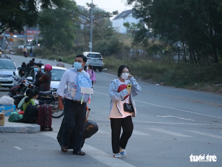 Tân sinh viên lặn lội đêm khuya đến ký túc xá, bắt đầu cuộc sống đại học sau nửa năm học online - Ảnh 2.