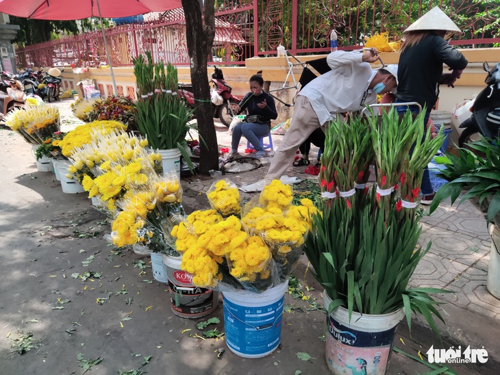 Rằm tháng giêng: Hàng dồi dào, giá trái cây và hoa ổn định - Ảnh 5.