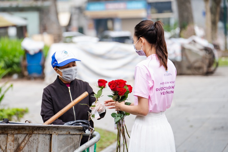 Valentine 2022: Màn tỏ tình bằng 99.999 bông hồng ấn tượng tại Hà Nội - Ảnh 12.