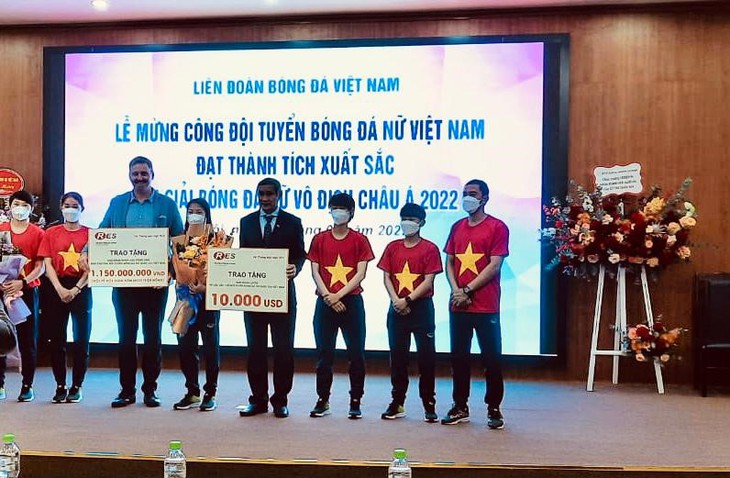 Trung tâm Anh ngữ RES trao tặng quà chúc mừng đội tuyển bóng đá nữ Việt Nam - Ảnh 1.