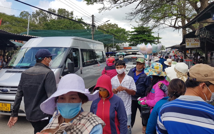 Cúng rằm tháng giêng ở vùng Bảy Núi và Núi Sam: 'Những ngày rằm khác có thể không đi cũng được'