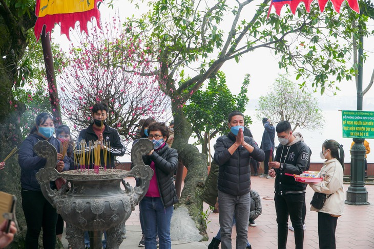 Người tới lễ đông đúc trưa rằm tháng giêng, phủ Tây Hồ đóng cửa để điều tiết - Ảnh 1.