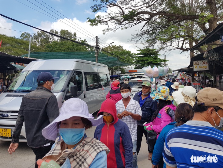 Cúng rằm tháng giêng ở vùng Bảy Núi và Núi Sam: Những ngày rằm khác có thể không đi cũng được - Ảnh 1.